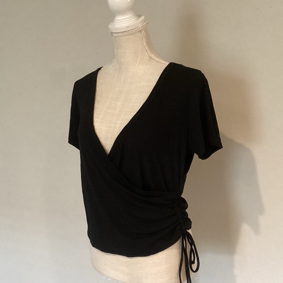 Every June Ribbed Ruched Crop Top - Picture 5 of 6